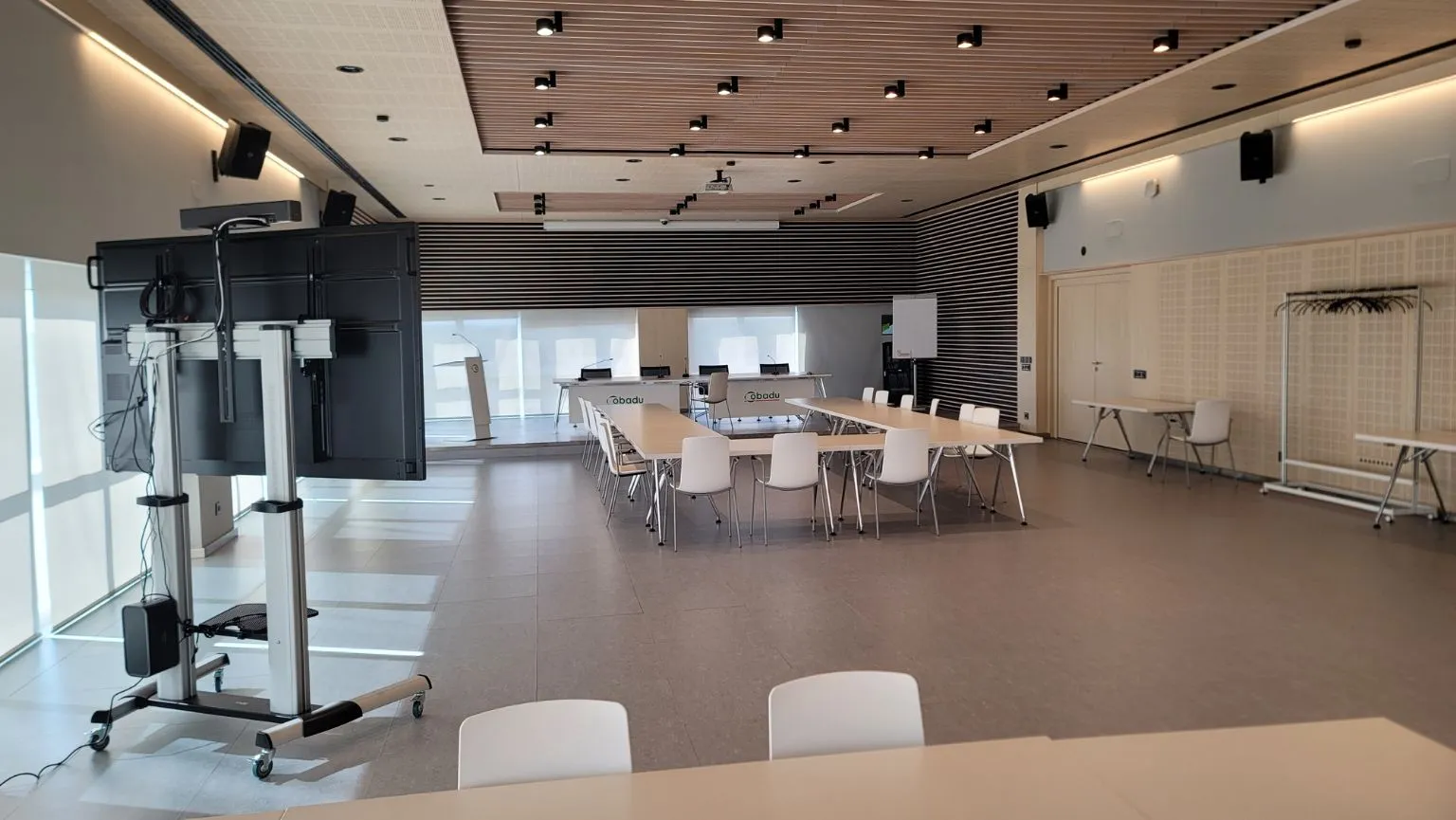 Cobadú - Pizarra videoconferencia sala reuniones detalle soporte desde angulo