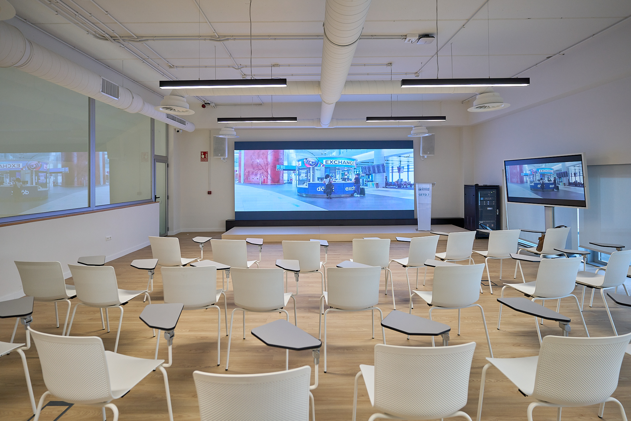 GETD - Auditorio con pantalla led grande, pantalla interactiva Samsung Flip Pro de 65", soporte de pie con ruedas, altavoces de gran formato y mueble rack.