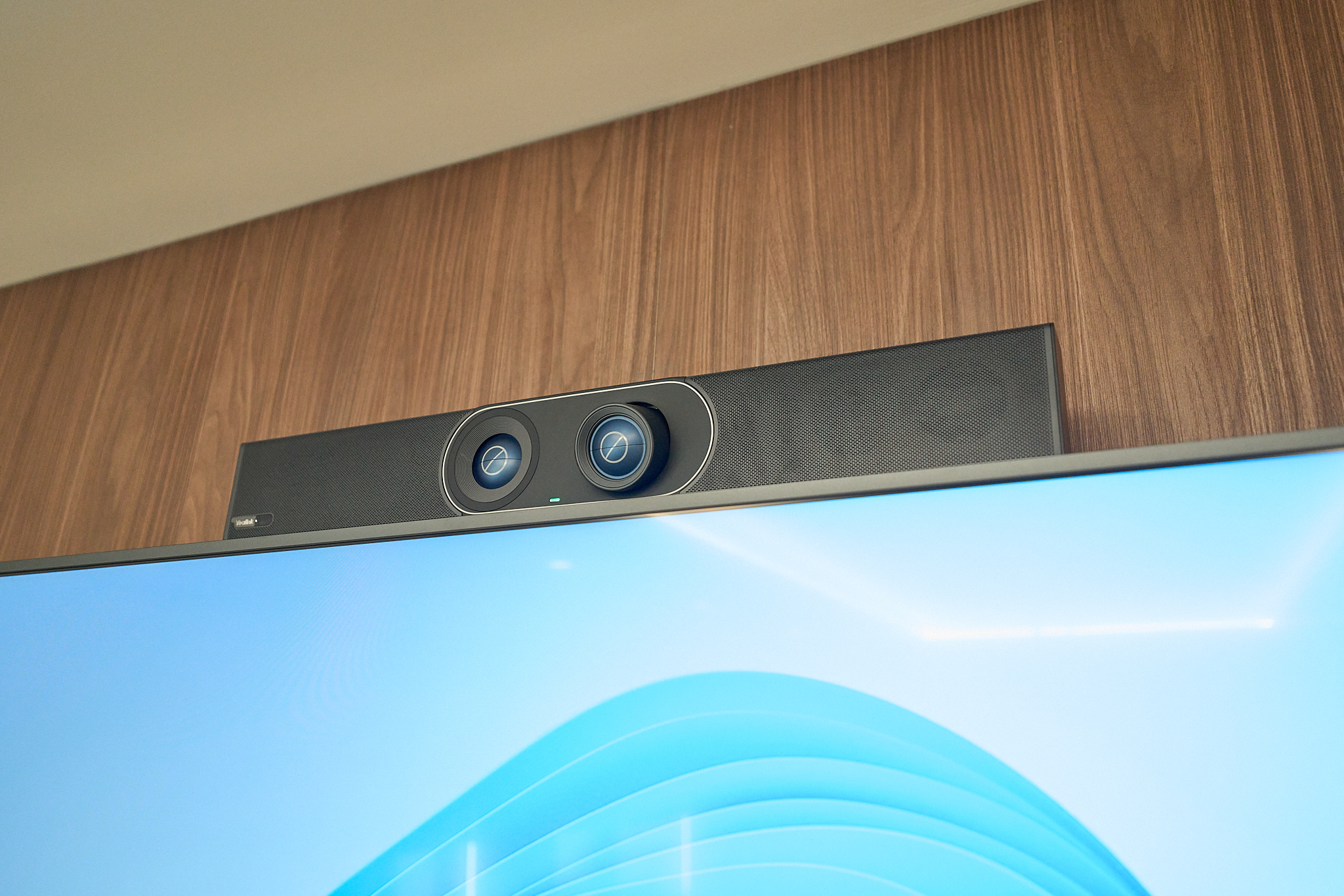 GETD - Detalle de barra de videoconferencia Yealink con doble cámara, 8 micrófonos, 2 altavoces, enfoque automático, cancelación de ruido y conexión inalámbrica.