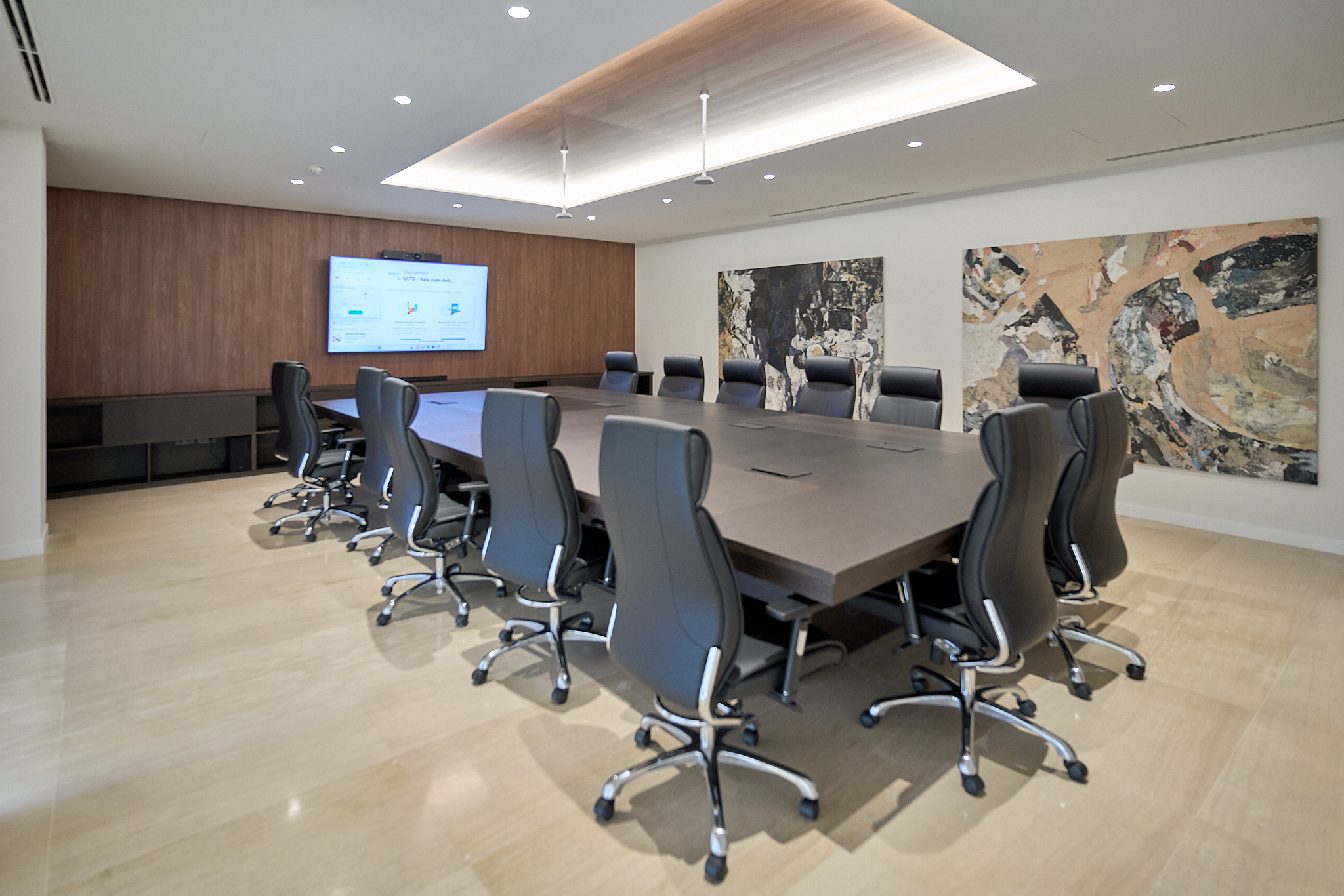 GETD - Sala del Consejo. Pantalla profesional Samsung de 86", barra de videoconferencia Yealink con doble cámara, enfoque automático, cancelación de ruido, conexión inalámbrica y micrófonos de techo.