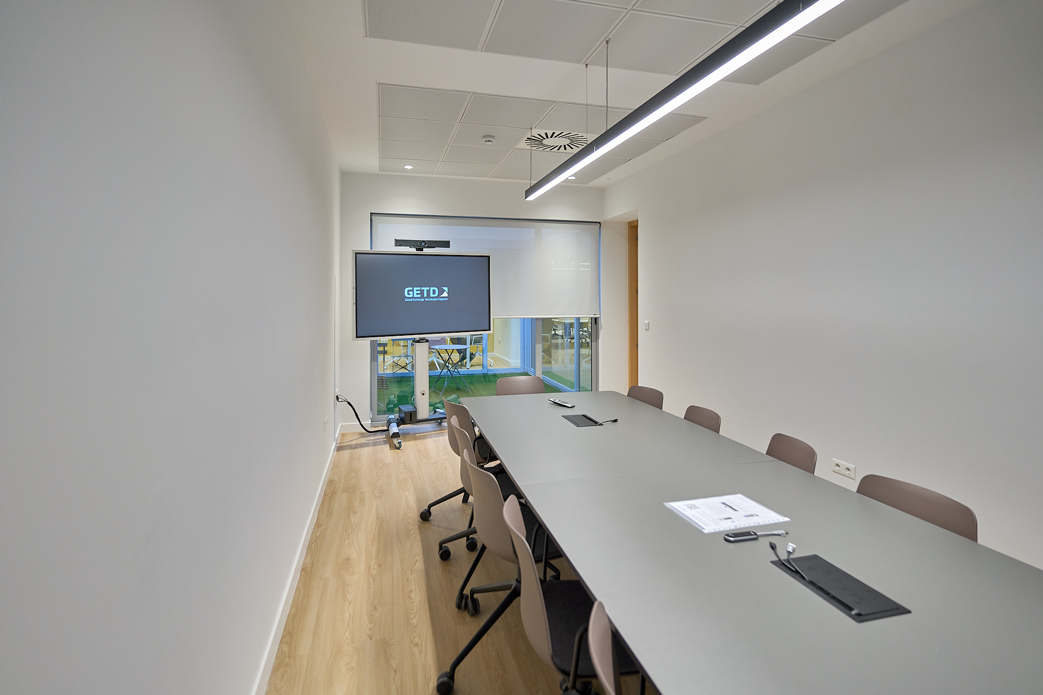GETD - Sala de reuniones grande con pantalla interactiva Samsung Flip Pro de 65", soporte de pie con ruedas, conexión por cable e inalámbrica.