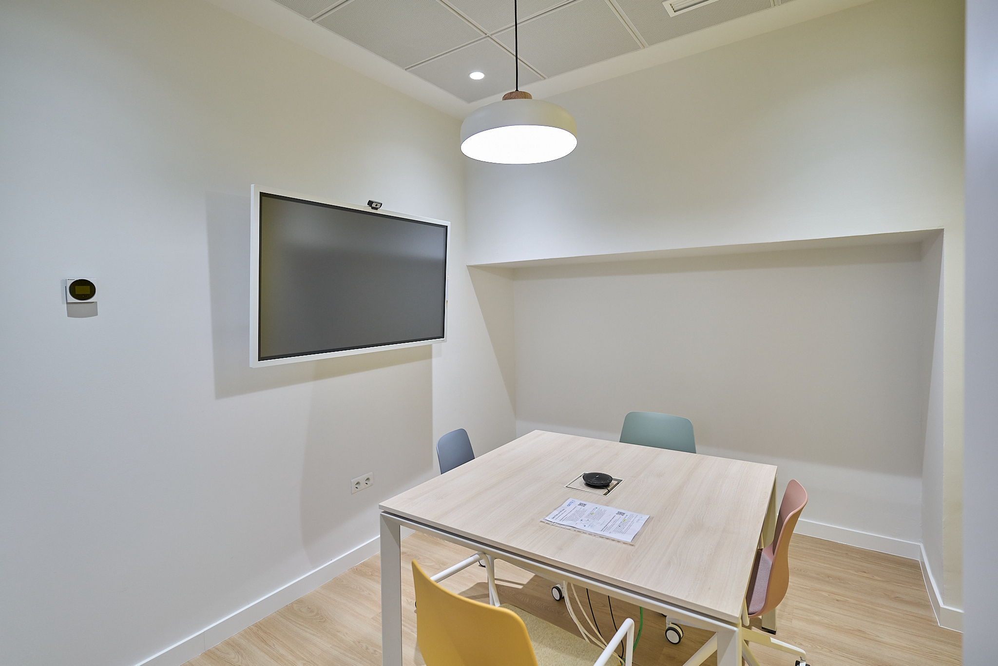 GETD - Sala de reuniones pequeña con pantalla interactiva Samsung Flip Pro, Webcam USB Logitech y altavoz con micrófono de mesa Jabra.