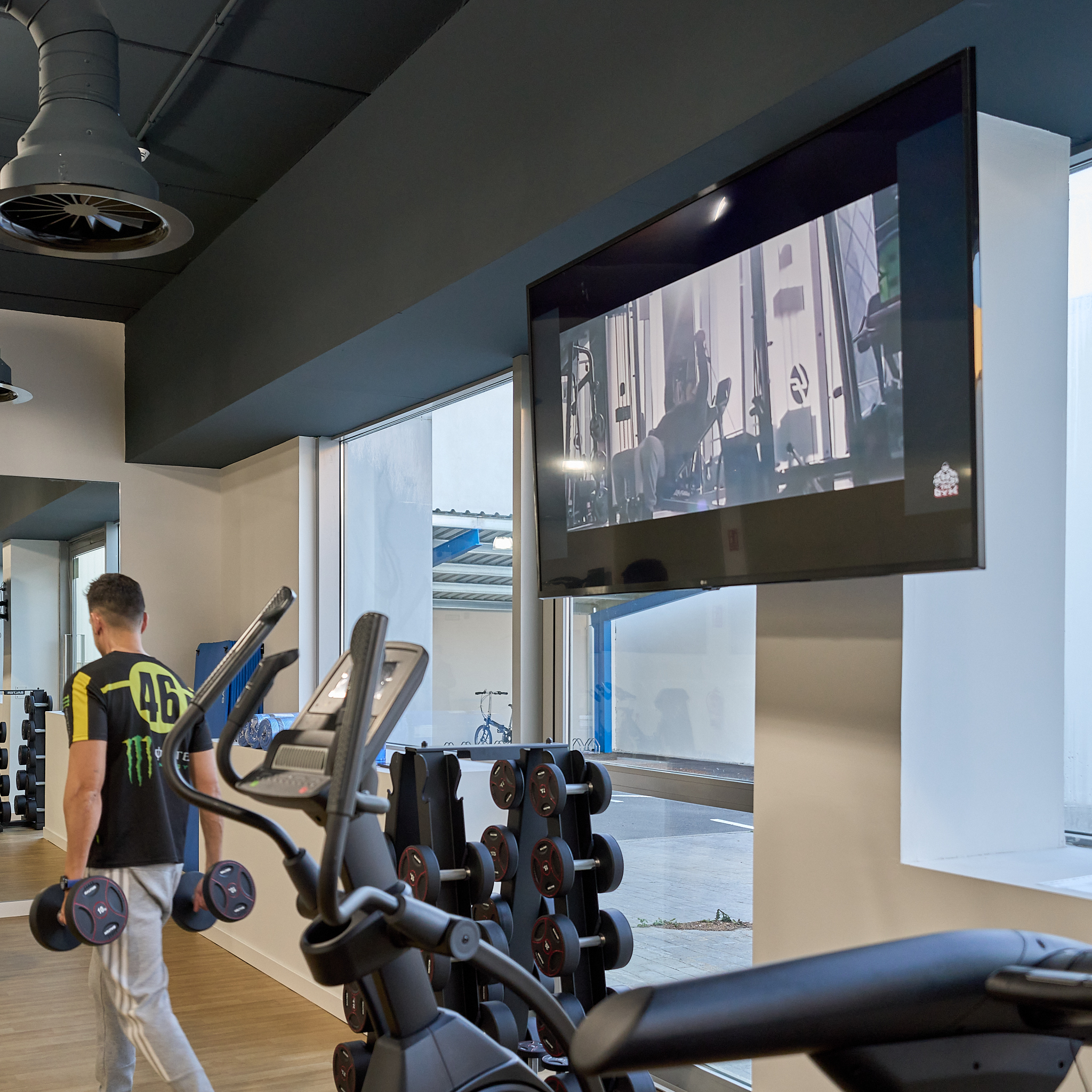 GETD - Detalle pantalla SmartTV en gimnasio con reproducción de videos YouTube.